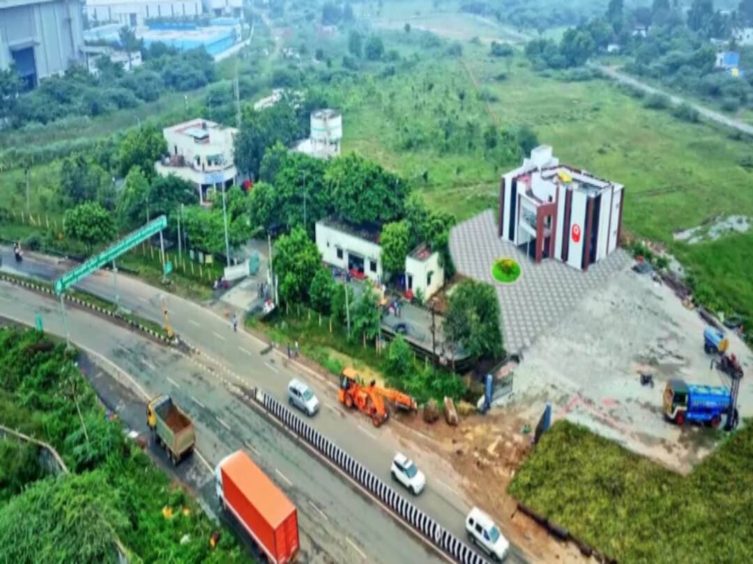 முதல்வர் திறந்து வைத்த கட்டிடத்தில் மீண்டும் அலட்சியம்.. ?காஞ்சிபுரத்தில் எழுந்த சர்ச்சை...! kanchipuram pillaipakkam two western fashion toilets have been set up next to each other in the same toilet which has caused controversy முதல்வர் திறந்து வைத்த கட்டிடத்தில் மீண்டும் அலட்சியம்.. ?காஞ்சிபுரத்தில் எழுந்த சர்ச்சை...!