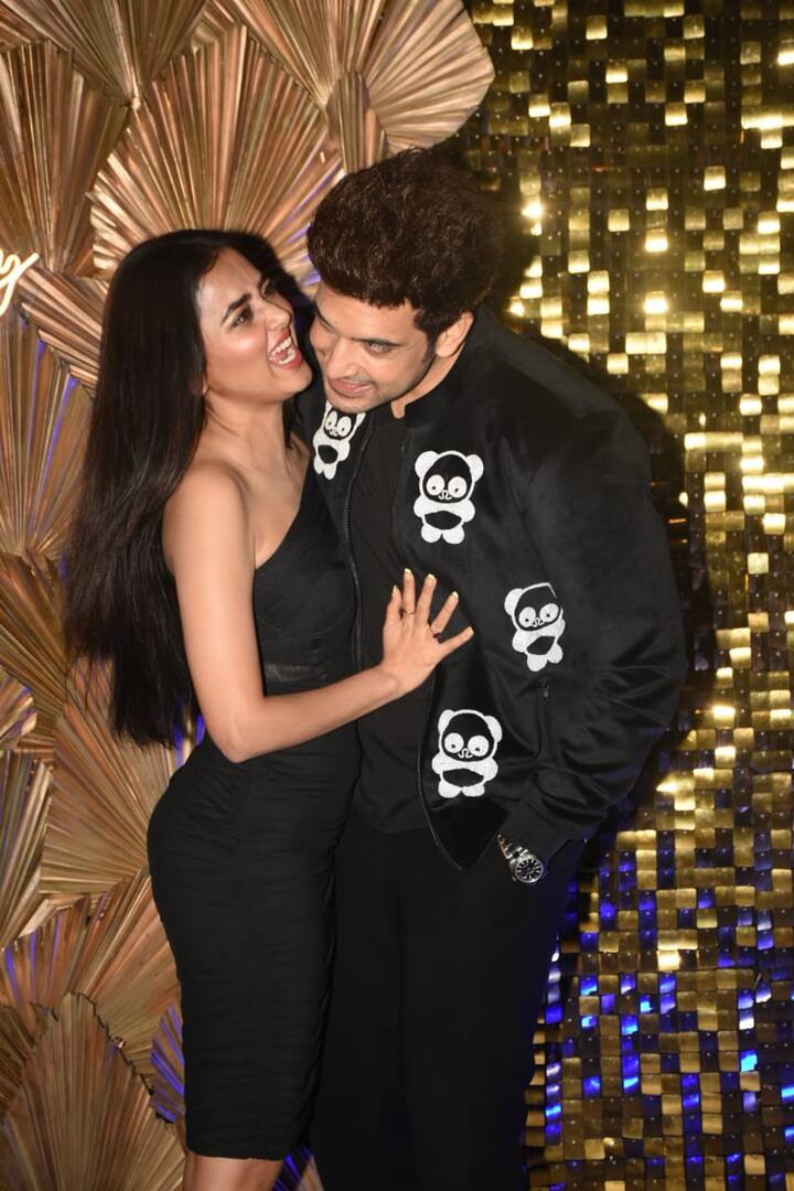 करण कुंद्रा 38 साल के हो गए. अपने बर्थडे पर उन्‍होंने खूब धमाल मचाया. सोमवार रात जमकर पार्टी की और इस मौके पर गर्लफ्रेंड तेजस्‍वी प्रकाश से सभी के सामने उन्‍हें किस करने की डिमांड भी कर बैठे.