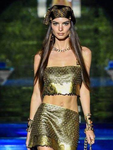 पिट के साथ उनकी डेटिंग की अफवाहों के बीच, मॉडल की हालिया टिकटॉक पोस्ट ने पर अपनी सेक्सुएलिटी की पुष्टि की है.