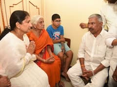 హత్యకు గురైన పార్టీ లీడర్ కుటుంబ సభ్యులను పరామర్శించిన మంత్రి పెద్దిరెడ్డి