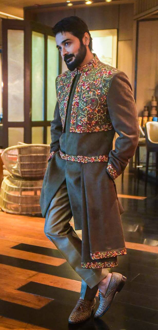 এরপর সোশ্যাল মিডিয়ায় প্রকাশ্যে এসেছে বিয়ের তারিখ। সেখান থেকেই অনেকে আন্দাজ করেছিলেন, এটি একটি ছবির প্রচার। নতুন ছবি আসতে চলেছে, যাঁর সঙ্গে যুক্ত রয়েছেন প্রসেনজিৎ ও ঋতুপর্ণা।