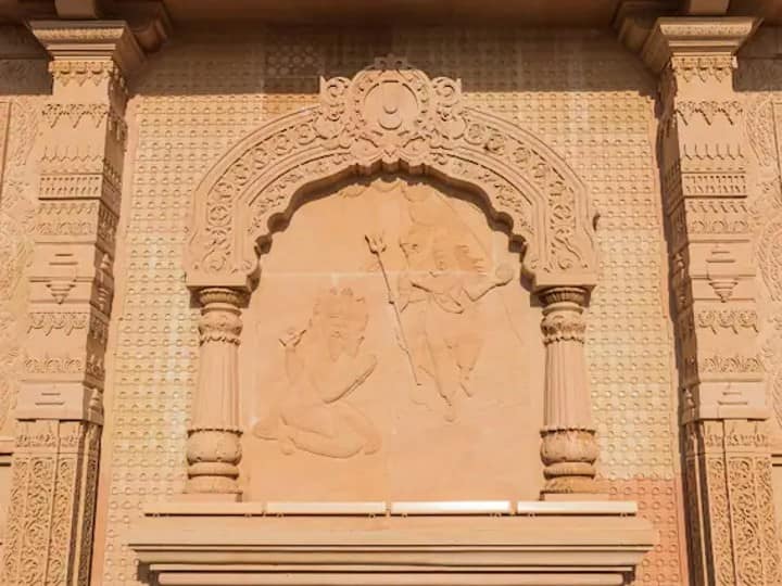 महाकाल कॉरिडोर का निर्माण ऐतिहासिक शहर उज्जैन के प्राचीन गौरव पर जोर देने के लिए है. यही कारण है कि इसके निर्माण में प्राचीन मंदिर वास्तुकला का इस्तेमाल हुआ है, जहां लोगों को तमाम अत्याधुनिक सुविधाएं भी मुहैया कराई जाएंगी. धार्मिक महत्व वाली कई चीजों का इस्तेमाल किया गया है.