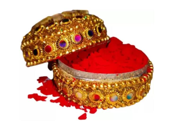 हिंदू धर्म में सुहागिन होने की निशानी है सिंदूर. करवाचौथ पर आप सास को देने वाले सामानों में सिंदूर भी जरूर शामिल करें.