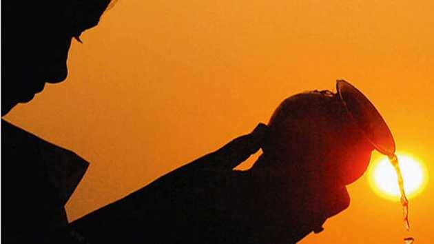 सूर्याला जल अर्पण करा : दररोज पहाटे अंघोळ केल्यानंतर तांब्याच्या भांड्यात पाणी आणि लाल चंदन टाकून सूर्यदेवाला हे जल सूर्याला अर्पण करावं. हे काम रोज केल्याने तुमची संपत्ती आणि कीर्ती यात वाढ होते. सूर्योदयानंतर एक तासाच्या आत जल अर्पण करणे अधिक फलदायी आहे.