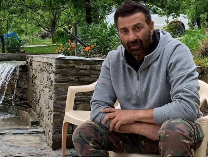 वहीं बात करें डिनर की तो पंजाबी मुंडा डिनर में मिस्सी रोटी खाते हैं वो भी घर के बने मक्खन के साथ. इसके अलावा उन्हें गोभी आलू की सब्जी भी बेहद पसंद है.