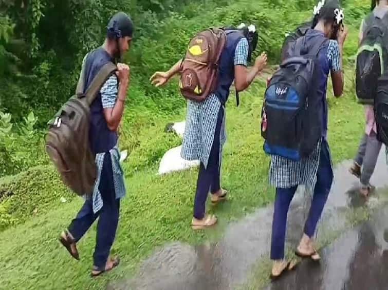 girls went to school drenched in continuous rain in Dharmapuri TNN தருமபுரியில் தொடர் சாரல் மழை... நனைந்தபடியே பள்ளிக்கு சென்ற மாணவிகள்..!