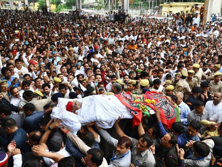 इसके पहले सुबह साइकिल, मोटरसाइकिल, कार, एसयूवी और परिवहन के अन्य साधनों से हजारों पार्टी कार्यकर्ता और लोग आस-पास के इलाकों से मंगलवार सुबह अंतिम संस्कार में हिस्सा लेने के लिए सैफई पहुंचे.