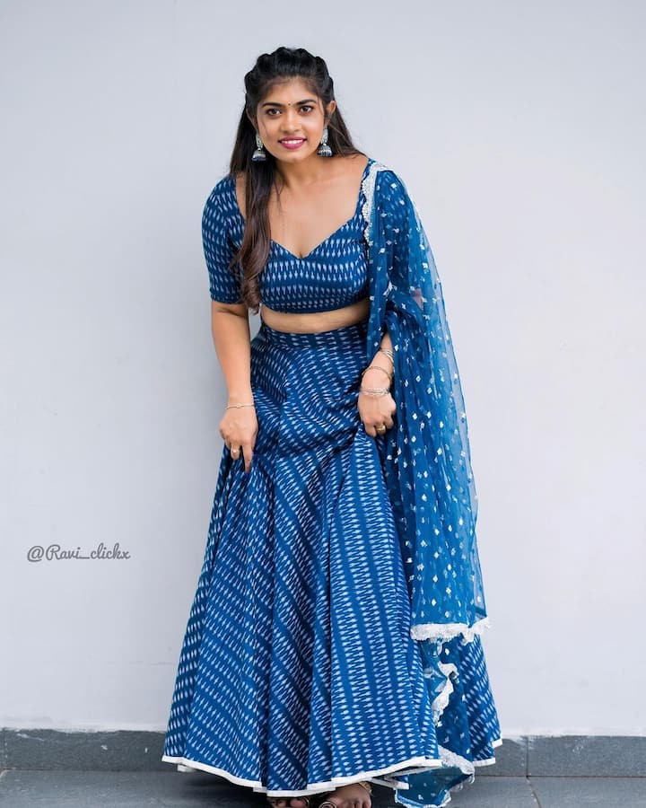 తాజాగా ఈ ముద్దుగమ్మ సోషల్ మీడియాలో పంచుకున్న స్టిల్స్ ఇవి. Image Credit: Rithu Chowdary/ Instagram