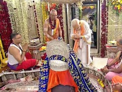 In Pics: माथे पर तिलक, हाथ में रुद्राक्ष, महाकाल की भक्ति में लीन दिखे पीएम मोदी