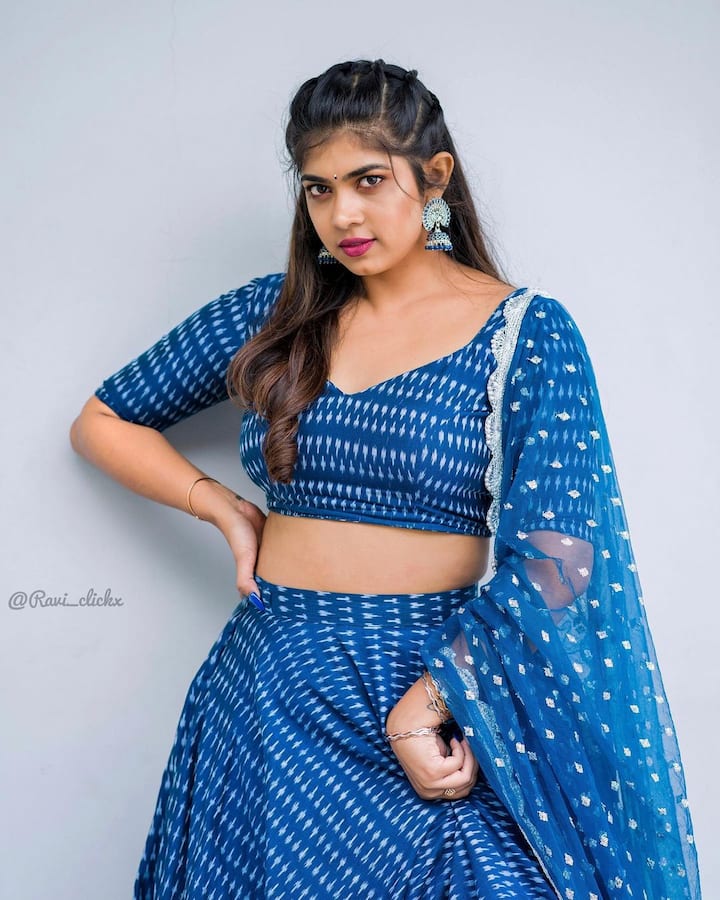 హైపర్ ఆది టీంలో కనిపిస్తుంది. తన మీద జోకులు వేసినా కూడా చాలా స్పోర్టీవ్ గా తీసుకుంటుంది.  Image Credit: Rithu Chowdary/ Instagram