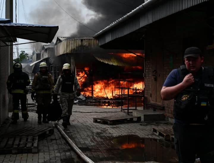 Russia-Ukraine War: खौफ, तबाही और आरोप... कीव पर रूस की बमबारी जारी, यूक्रेन से जंग के बीच UN में भिड़े दोनों देशों के प्रतिनिधि