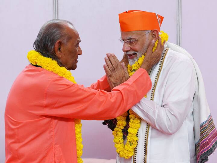 मीडिया रिपोर्ट्स के अनुसार, करशनदास बापू कई भविष्यवाणी को लेकर भी काफी चर्चा में रहे हैं.