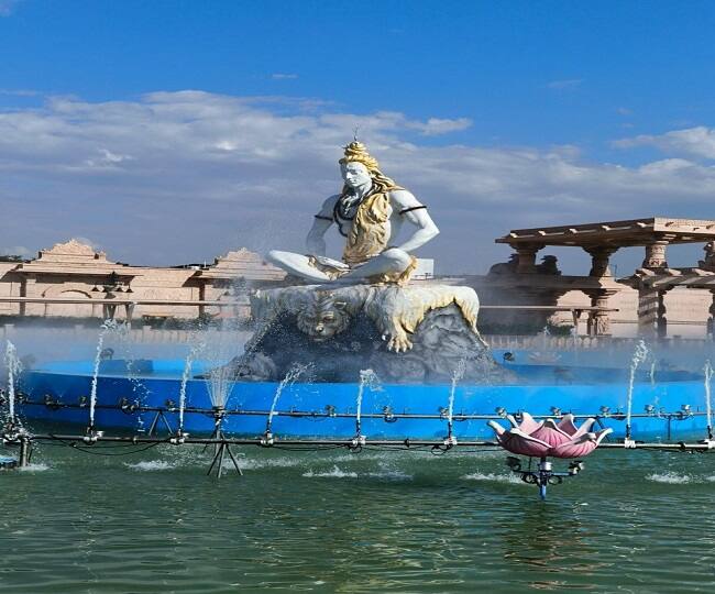 शिल्पे तयार करणाऱ्या कलाकारांनी याआधी व्यापक संशोधन केले आहे. त्यात पौराणिक आणि आधुनिकता या दोन्हींचे मिश्रण आहे.