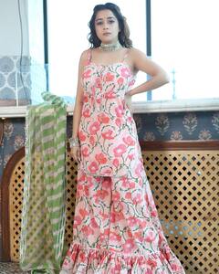 PHOTO: बदन पर सितारे लपेटे हुए... बिग बॉस 16 फेम टीना दत्ताचा हॉट लूक, फोटो बघाच!