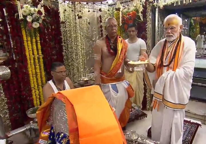 કોરિડોર માટે બે ભવ્ય પ્રવેશદ્વાર- નંદી દ્વાર અને પિનાકી દ્વાર બનાવવામાં આવ્યા છે. આ કોરિડોર મંદિરના પ્રવેશદ્વાર તરફ દોરી જાય છે અને રસ્તામાં નયનરમ્ય નજારો જોવા મળે છે.