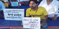 উচ্চমাধ্যমিক পাস, হাতে চাকরির দাবিতে পোস্টার, TET উত্তীর্ণদের আন্দোলনে মাংস বিক্রেতা!