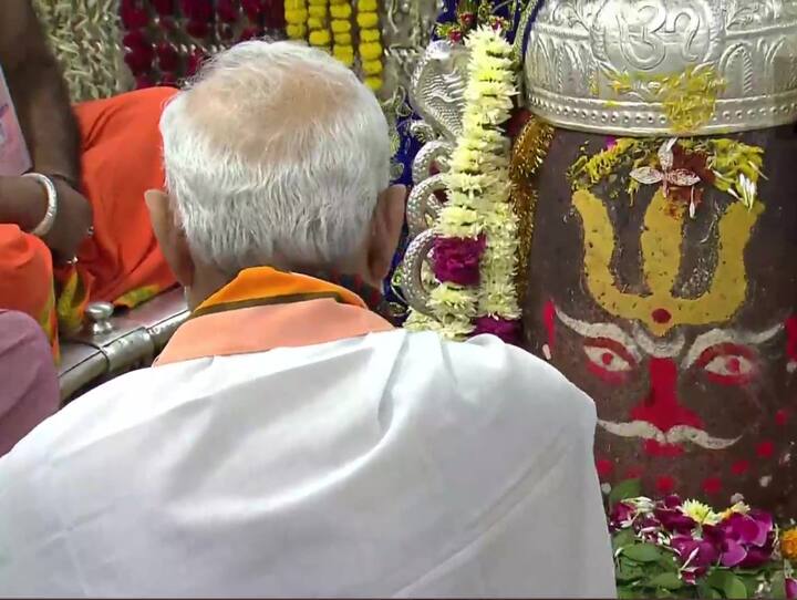 એક અધિકારીએ જણાવ્યું કે દેશના 12 જ્યોતિર્લિંગોમાંથી એક અહીં મહાકાલેશ્વર મંદિરમાં સ્થાપિત છે અને દેશ-વિદેશમાંથી મોટી સંખ્યામાં ભક્તો અહીં આવે છે.