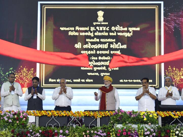 पीएम मोदी अपने तीन दिवसीय दौरे को लेकर इस वक्त गुजरात में हैं. पीएम मोदी गुजरात में कई विकाश परियोजनाओं का उद्घाटन और शिलान्यास कर रहे हैं. पीएम मोदी के कार्यक्रम में गुजरात के सीएम भूपेंद्र पटेल और गुजरात आप अध्यक्ष सीआर पाटिल मौजूद रहे. 