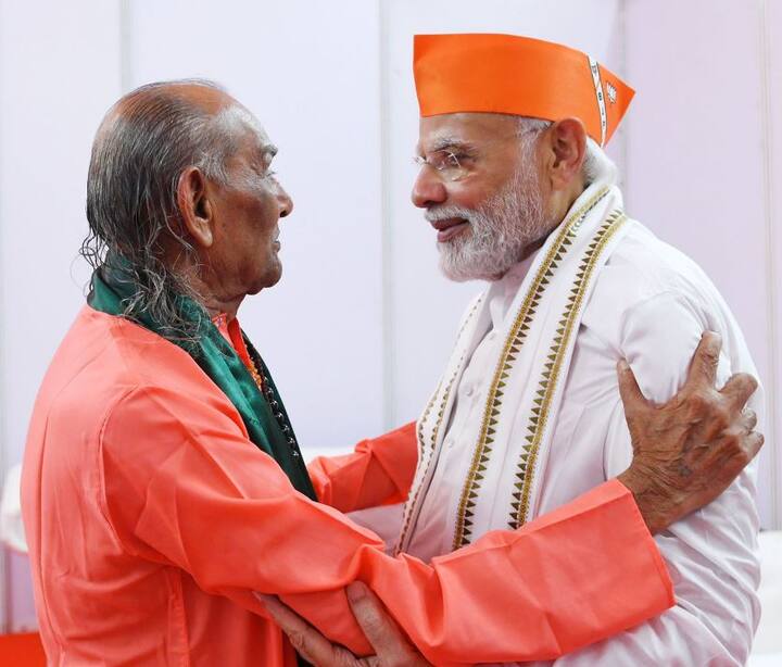 પ્રધાનમંત્રી મોદી અને કરસનદાસ બાપુની આ તસવીરો ગુજરાત બીજેપીના ટ્વિટર હેન્ડલ પરથી પોસ્ટ કરવામાં આવી છે.