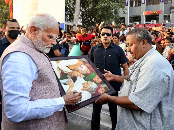 पीएम मोदी को एक शख्स ने उनकी मां के साथ एक तस्वीर भेंट की.