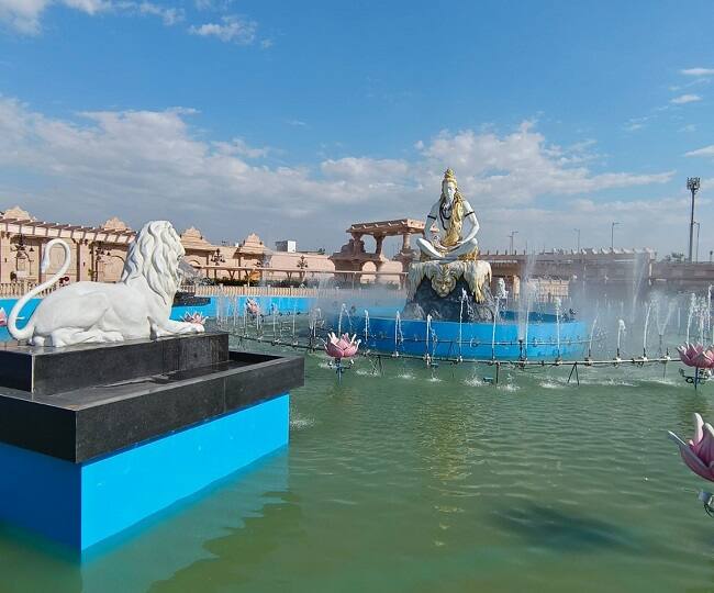 नव्याने बांधलेल्या महाकाल प्रांगणात श्रेष्ठता आणि अभिमान लक्षात घेऊन मूर्ती तयार करण्यात आल्या आहेत.