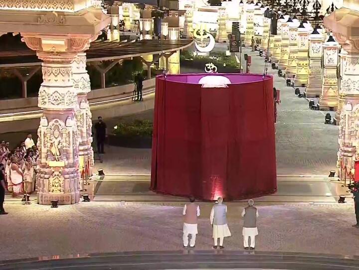 પીએમ મોદીએ મહાકાલ લોક રાષ્ટ્રને સમર્પિત કર્યું છે. વડાપ્રધાન મોદીએ ઉજ્જૈનના મહાકાલ મંદિરમાં પૂજા અર્ચના કરી હતી. તેમણે મંદિરમાં આરતી પણ કરી હતી.