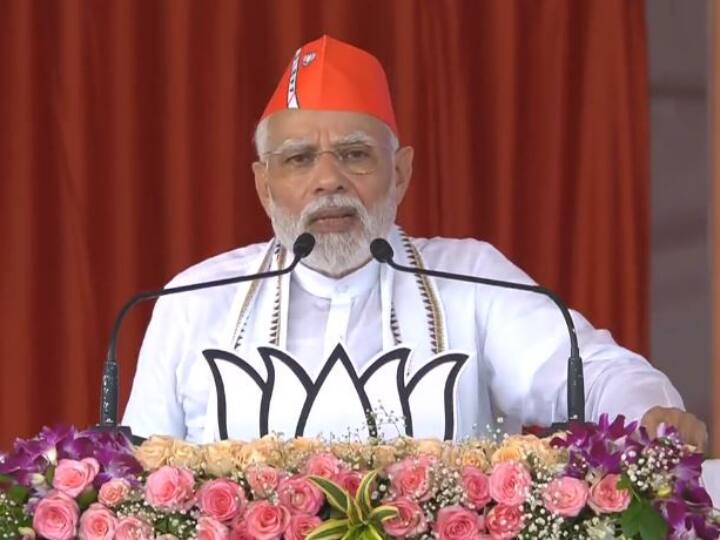 बता दें, करशनदास बापू एक व्यापक रूप से सम्मानित संत हैं जिन्होंने बहुत सारे लोगों को प्रेरित किया है.