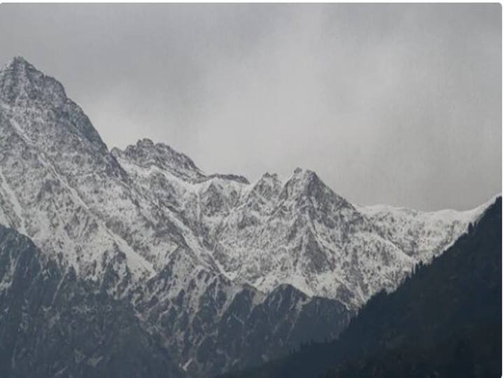 Himachal Pradesh: The first snowfall of the season occurred on the Dhauladhar mountains Himachal News: धौलाधार पहाड़ियों की ऊंची चोटियों ने ओढ़ी बर्फ की चादर, सैलानियों ने लिया सीजन की पहली बर्फबारी का आनंद