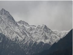 धौलाधार पहाड़ियों की ऊंची चोटियों ने ओढ़ी बर्फ की चादर, सैलानियों ने लिया सीजन की पहली बर्फबारी का आनंद