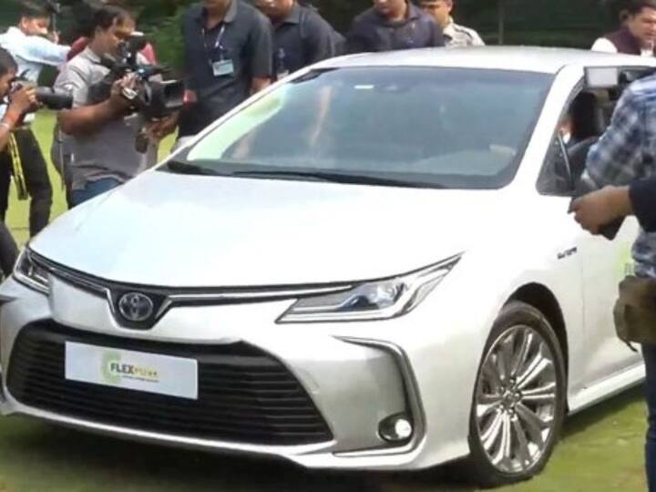 याआधी टोयोटाने Toyota Mirai ही पूर्णपणे हायड्रोजन इंधन सेलवर धावणारी कार भारतात लॉन्च केली होती. Toyota Corolla Altis बद्दल बोलायचे झाले तर, ही देशातील पहिली कार आहे जी पेट्रोल, इथेनॉल आणि इलेक्ट्रिकवर धावले. या कारमध्ये 1.8-लिटर पेट्रोल-हायब्रिड इंजिन देण्यात आले आहे.