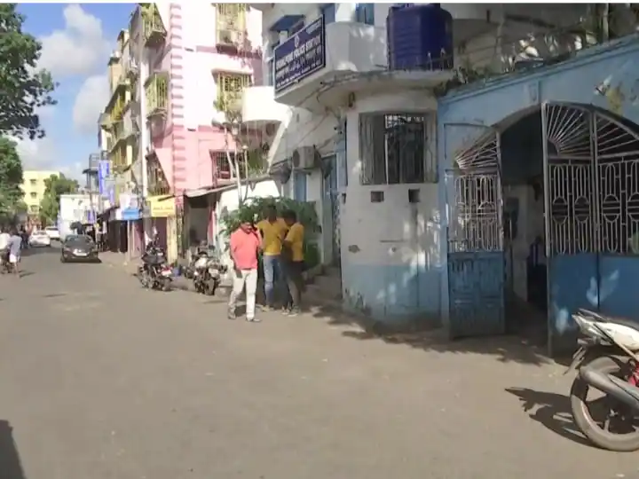 Situation Under Control In Iqbalpur in South-West Kolkata 144 is applied in region Kolkata Violence: कोलकाता में दो समुदायों के बीच हिंसक झड़प के बाद हालात काबू में, कल तक के लिए कर्फ्यू लागू