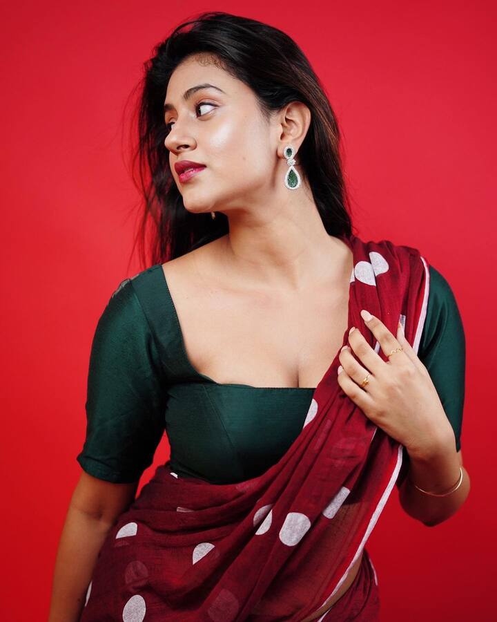 सोशल मीडिया पर अंजलि अरोड़ा की इन फोटो को काफी पसंद किया जा रहा है. फैंस अंजलि की इन तस्वीरों पर जमकर लाइक और कमेंट कर रहे हैं.