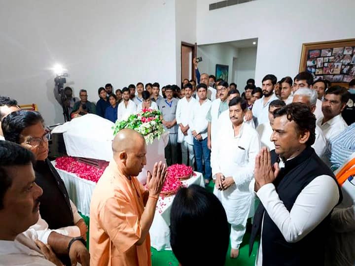 Mulayam Singh Yadav cremation held on 11 october today in Saifai yodi adityanath paid tribute मुलायम सिंह यादव का अंतिम संस्कार आज, रातभर लोगों का लगा रहा तांता, सैफई जाकर सीएम योगी-आजम ने दी श्रद्धांजलि