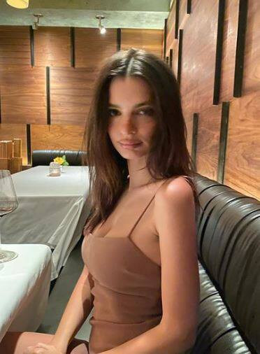 रत्जकोव्स्की को अपने कमरे में हरे रंग के मखमली सोफे पर बैठे हुए खुद को कैमरा चालू करके प्रशंसक को जवाब देते देखा गया. जबकि मॉडल ने कुछ नहीं कहा, प्रशंसक यह मान रहे हैं कि रत्जकोव्स्की के नए टिकटोक ने प्रशंसकों को आश्चर्यचकित कर दिया कि क्या वह वास्तव में बायसेक्सुअल के रूप में सामने आई है.