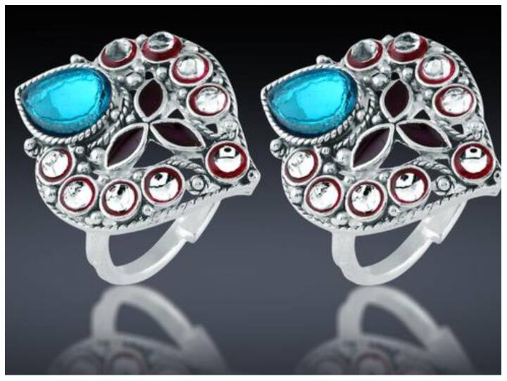 करवाचौथ पर सास को दिए जाने वाले सामानों में बिछुआ भी शामिल होते हैं. आप सास को चांदी के बिछुआ दे सकती हैं.