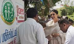 World Mental Health Day पर Deepika Padukone ने मेंटल हेल्थ मरीजों से की मुलाकात, वर्कर्स के साथ जमीन पर बैठकर पी चाय, देखें तस्वीरें