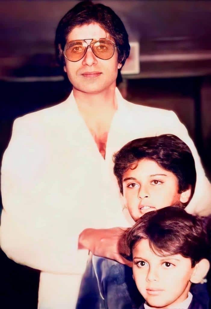 अदनान सामीनं त्याच्या बालपणीचे फोटो देखील शेअर केले आहेत. या फोटोमध्ये अदनान हा बिग बींसोबत दिसत आहे. (Adnan Sami, amitabh bachchan)