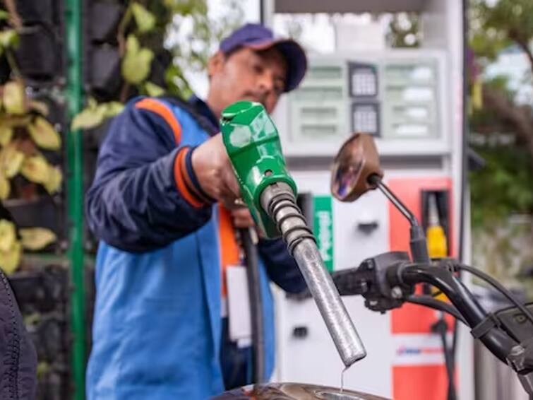 Petrol Diesel Rate today 11 October are not changed despite crude oil rate decline Petrol Diesel Rate: आज कच्चे तेल के दाम फिसलने के बाद क्या आपको मिलेगा सस्ता तेल? जानें यहां