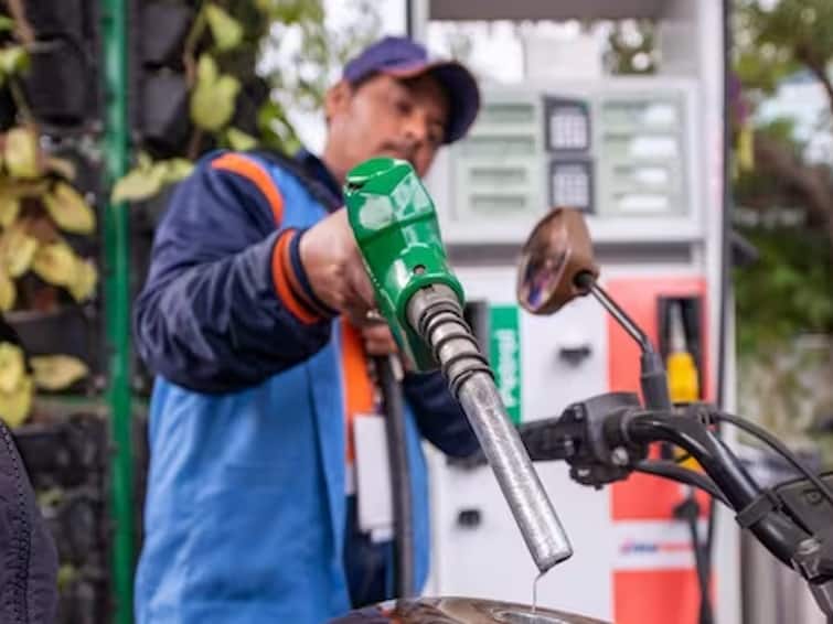 Petrol Diesel Rate today 11 October are not changed despite crude oil rate decline Petrol Diesel Rate: आज कच्चे तेल के दाम फिसलने के बाद क्या आपको मिलेगा सस्ता तेल? जानें यहां