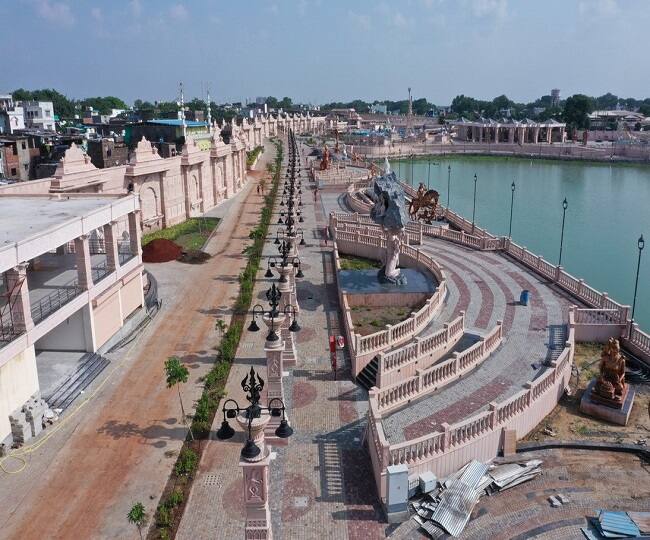 महाकाल प्रांगणात 108 खांब तयार करण्यात आले आहेत. याचे कारण म्हणजे सनातन धर्मात 108 हा क्रमांक खूप महत्त्वाचा आहे.