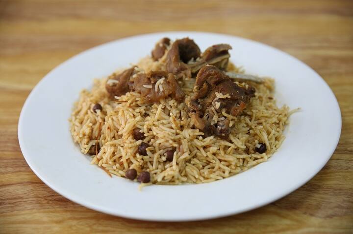 বাড়িতে মটন (Mutton Recipe) রান্না করে সবাইকে চমকে দেবেন ভাবছেন? মটন (Mutton) রান্না তখনই সুস্বাদু হবে যদি মাংস সঠিকভাবে নরম হয়।