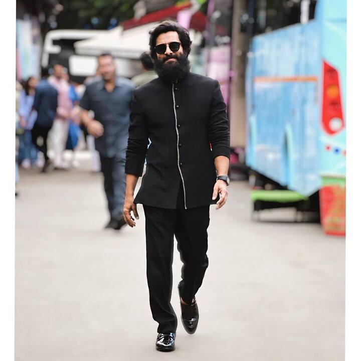 பொன்னியின் செல்வன் திரைப்படத்தின் ப்ரோமோஷனின் போது எடுக்கப்பட்ட நடிகர் விக்ரமின் புகைப்படம்