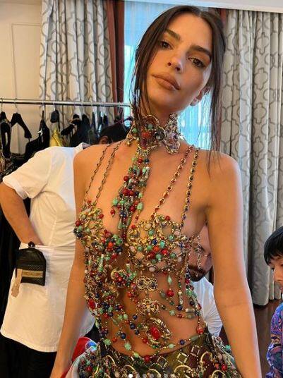 एमिली की पोस्ट बेयर-मैक्कार्ड से तलाक के लिए दायर किए जाने के महीनों बाद आई है, जिसके साथ वह 1 साल के बेटे सिल्वेस्टर अपोलो बियर को भी साझा करती है.