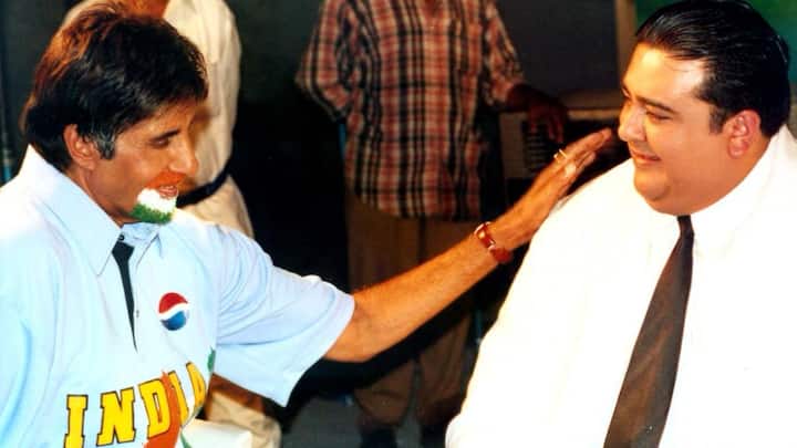 फोटोमध्ये अदनान सामी आणि अमिताभ बच्चन हे चर्चा करताना दिसत आहेत. (Adnan Sami, amitabh bachchan)