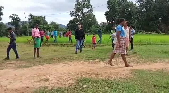 मामला प्रकाश में आने के बाद मिनी स्टेडियम की जमीन को दबंगों के चंगुल से छुड़ाने की बात स्थानीय प्रशासन ने कही है. वर्ष 2017-18 में बलरामपुर ब्लॉक के ग्राम टांगरमहारी में साढ़े चार एकड़ भूमि जिला प्रशासन ने मिनी स्टेडियम के लिए आवंटित की थी.