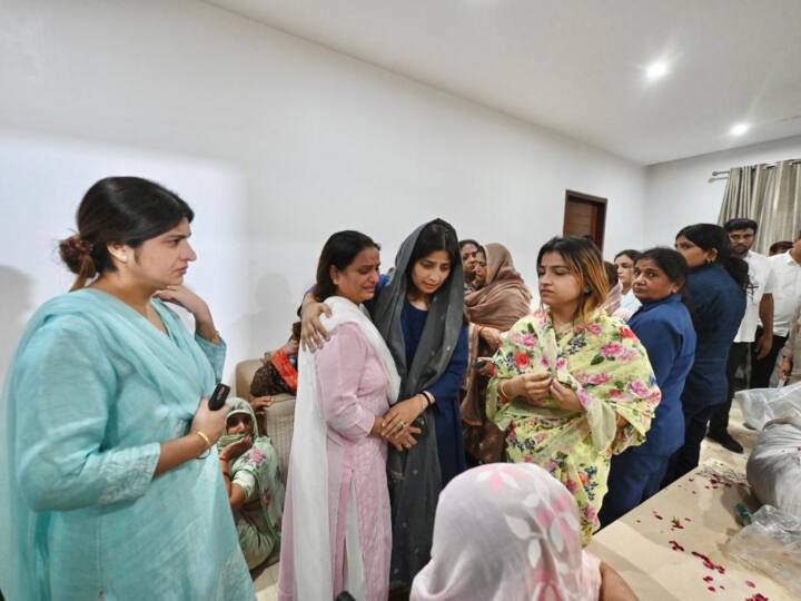 परिवार के सदस्यों ने सबसे पहले पुष्प चक्र अर्पित कर नेता जी को अंतिम विदाई दी. पूर्व सांसद डिंपल यादव समेत परिवार की महिलाएं भी मौजूद थीं. पूर्व मंत्री ओमप्रकाश सिंह समेत सपा के कई नेताओं ने भी यादव के अंतिम दर्शन कर अपनी श्रद्धांजलि अर्पित की.