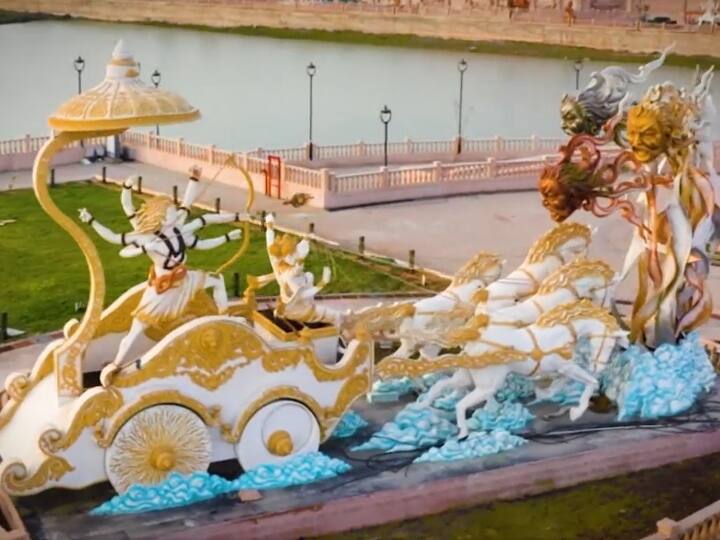 प्रधानमंत्री नरेंद्र मोदी ने भी उद्घाटन से पहले महाकाल लोक पर ट्वीट किया. पीएम ने लिखा- आस्था-अध्यात्म की पावन नगरी उज्जैन एक ऐतिहासिक क्षण का साक्षी बनने जा रही है. आज शाम यहां भव्य और दिव्य #ShriMahakalLok को राष्ट्र को समर्पित करने का सौभाग्य प्राप्त होगा. हर-हर महादेव!