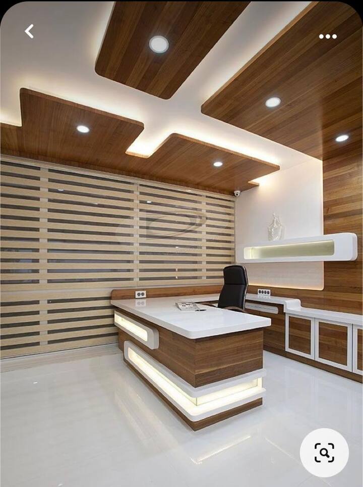 शिवसेनाप्रमुख बाळासाहेब ठाकरे यांनी उभारलेलं शिवसेना भवन मुंबईतील दादरमध्ये आहे.