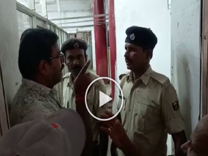 Video: Security guards of the Saharsa head post office stopped the agent from going inside ann Video: जब प्रधान डाकघर के सुरक्षा गार्डों ने अभिकर्ता को अंदर जाने से रोका... जमकर हुआ बवाल