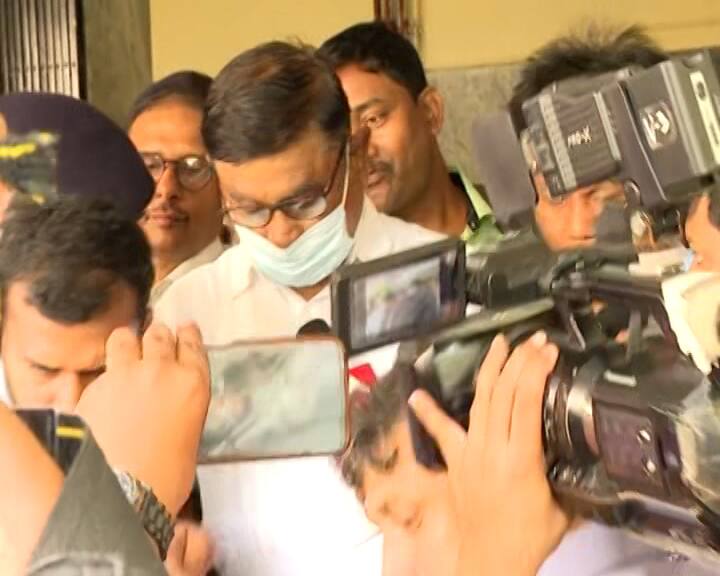 গোটা বিষয়টি অনুমোদন করেছে ঊর্ধ্বতন কর্তৃপক্ষ, হোয়াটস অ্যাপ চ্যাটেই জানিয়েছিল RK।   কিন্তু, ঊর্ধ্বতন কর্তৃপক্ষ কে বা কারা, RK’ই বা কে, প্রশ্ন ED’র।